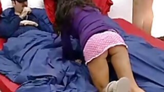 Sočna brineta japanska slatkica Reina Yoshii stenje od užitka dok jaše na sočnom pederu svog partnera. Leži na leđima i buši joj dlakavu punu sa širom otvorenim nogama.