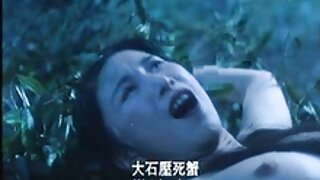 Kinky tip posmatra svog prijatelja kako dobija krajnje vruću tajlandsku masažu od japanske motike. On leži naglavačke dok mu ona trlja svoje umiljato tijelo po leđima, guzici i nogama. Njena revna masaža završava jebanjem u usta u pozi 69.