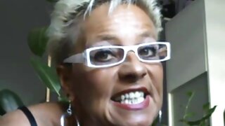Prsata tranny Hilda se strastveno jebe u psećem stilu na otvorenom