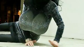 Juggy japanska motika jaše uzbuđenog drkaša u kaubojki i obrnutim kaubojkama prije nego što se sagne kako bi dobila čvrstu vježbu u stilu obrnute kaubojke u pov seks klipu Jav HD-a.