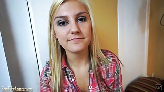 Preterano seksana prsata kučka Skyla Novea daje opuštajuću masažu i jebe se