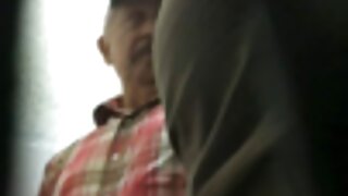 Kinky Azijatkinja sa živahnim sisama uzima tvrdi kurac u usta. Ona gleda pravo u kameru dok pokazuje glavu u POV klipu.