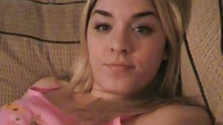 Sparna milf brineta daje prste svojoj obrijanoj pički losionom